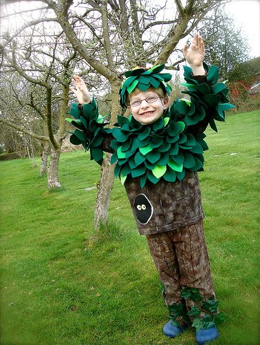 Handmade tree costume | Just another tree in the forest! To … | Flickr Tree Halloween Costume, Diy Fantasia, Christmas Tree Costume, Amazing Costumes, Tree Costume, Diy Couples Costumes, Costume Carnaval, Handmade Tree, Diy Tree