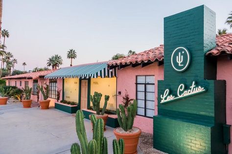 Les Cactus Is The Most Instagramable New Hotel In Palm Springs 60s Palm Springs, Motel Renovation, Palm Springs Interior Design, Tap Truck, Cactus Aesthetic, Airbnb Interior, Palm Springs Hotel, Vintage Palm Springs, Palm Springs Aesthetic