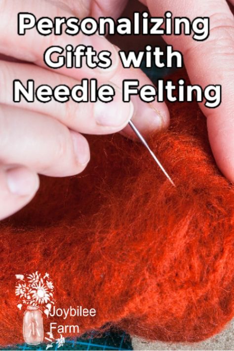 Needle Felting Gifts, Needle Felted Gifts, Needle Felting Designs, Needle Felting On Clothes, Needle Felt Ornaments, Needle Felt Ideas, Felted Wool Projects, Felting Projects For Beginners, Christmas Needle Felting Ideas