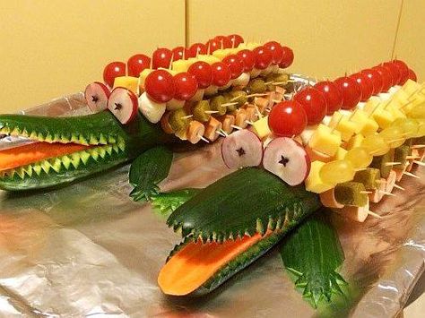 croc... Jungle Snacks, Jungle Party Decorations, Easter Appetizers, Jungle Cake, Amazing Food Decoration, Amazing Food Art, Kids Plates, Charcuterie Recipes, Food Carving