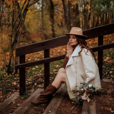 Autumn Photo Shoot, Autumn Photography Portrait, Professional Headshots Women, Autumn Photoshoot, Bright Autumn, Bride Photos Poses, Fall Portraits, Headshots Women, Ideas For Autumn