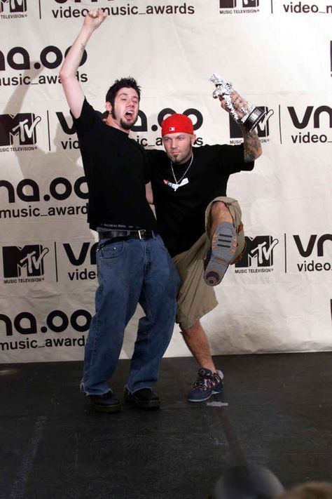 The show ended and Limp Bizkit went to the press room and pretended to fall over or something. Korn Limp Bizkit, Wes Limp Bizkit, Limp Bizkit 90s, Korn And Limp Bizkit, Nu Metal Fashion Men, Black Light Burns, Wes Borland, Fred Durst, Metal Boy