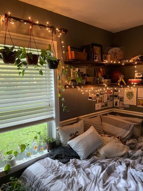 Bedroom Ideas Cute Fairy Lights & Comfy Aesthetic Bedroom Ideas For Small Rooms Clean, Room Inspo Nature, Nature Themed Rooms Bedrooms, Cozy Room Decor Rustic, One Bed Bedroom Ideas, Simple Cozy Room Ideas, Room Ideas With Carpet Flooring, Room Ideas Bedroom Dark, Cosy Small Bedroom Ideas