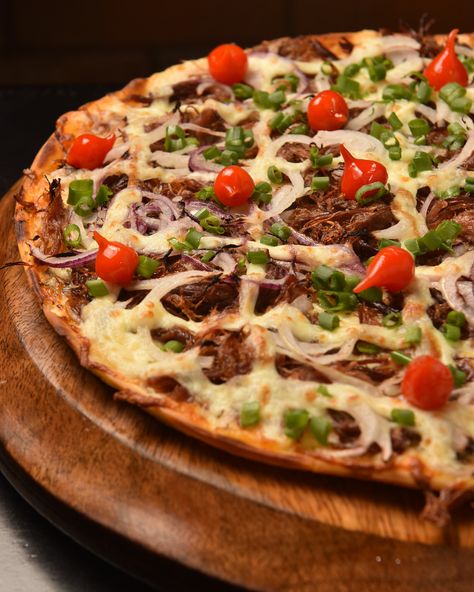 Sabe aquela pizza que é amor à primeira mordida? É a nossa pizza nordestina! Imagine só: carne de sol acebolada, catupiry cremoso e o toque especial da pimenta biquinho. Marque aquela pessoa que você sabe que vai amar essa combinação e vem provar essa delícia com a gente! 🍕✨ #PizzaNordestina #SaborÚnico #VemProvar #PizzaComAmigos #TáNaHoraDaPizza Pizza Day, Pizza, Pizzas