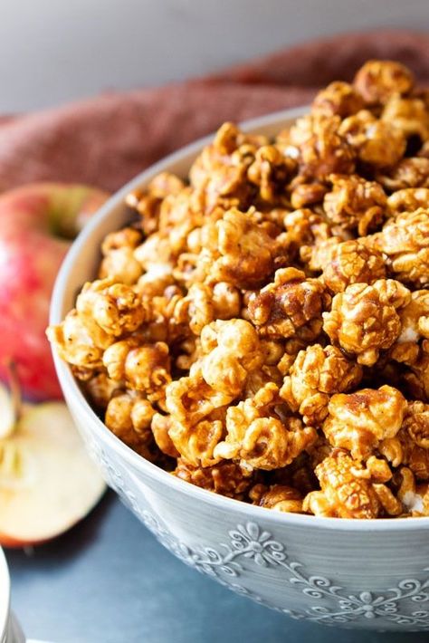 🍎🍏🍿 Caramel Apple Popcorn is the quintessential Autumn treat!  It’s caramel corn flavored with apple cider, cinnamon, nutmeg and dark brown sugar.  It’s a very easy recipe as most of it’s done in the microwave.  For a yummy fall confection, try this caramel apple popcorn!🍁🍂 Carmel Apple Popcorn Recipe, Caramel Apple Popcorn, Cinnamon Popcorn, Apple Popcorn, Peppermint Marshmallows, Homemade Popcorn, Dark Brown Sugar, Popcorn Kernels, Gourmet Popcorn