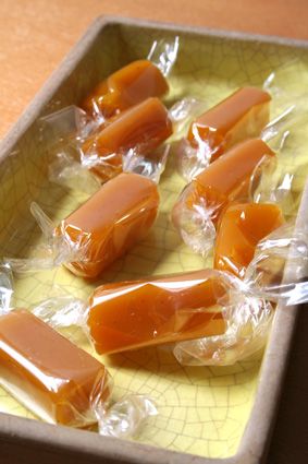 Jacques Genin's passion fruit caramels Pumpkin Spice Pecans, Homemade Caramels, High Protein High Fiber, Caramel Ingredients, Low Calorie High Protein, Buttered Corn, How To Make Caramel, Vegan Candies, Spiced Pecans