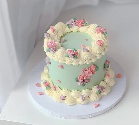 Pretty Cake Decorating, Simple Cake Design, Floral Cake Design, Bolo Vintage, Cakes Decorated, Mint Cake, Tea Party Cake, Vintage Birthday Cakes, Pastel Cakes