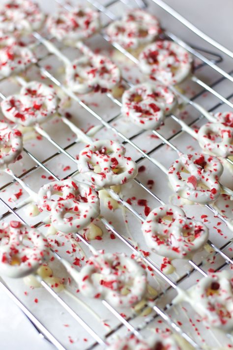 Christmas Pretzel Bark, Pretzel Bark Recipes, Christmas Peppermint Bark, Christmas Pretzel, Peppermint Bark Recipe, Peppermint Pretzel, Peppermint Bark Recipes, Pretzel Bark, Christmas Pretzels