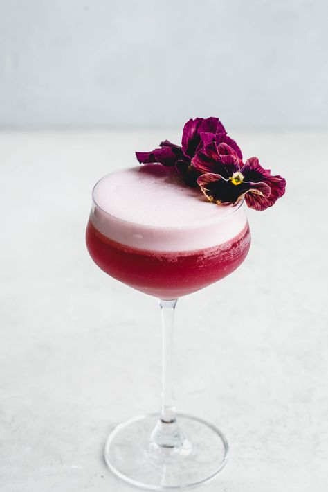 Bright Cocktails, Dreamy Cocktails, Empress Gin, Sparkling Cocktails, Holiday Cocktail Recipes, Empress 1908 Gin, Gimlet Cocktail, Fizz Cocktail, White Cranberry Juice