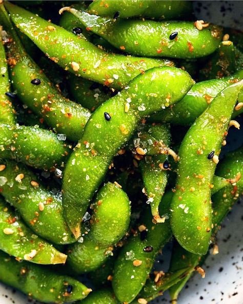 feedfeed, by Julie Resnick on Instagram: “Your weekday snack game doesn't get much better than @evergreenkitchen_'s Spicy Sesame Edamame! It's just 5 ingredients and it comes…” Abura Soba, Edamame Recipes Spicy, Evergreen Kitchen, Tofu Chili, Edamame Recipes, High Protein Dishes, Turkey Meatballs Baked, Fresh Snacks, Butternut Squash Risotto