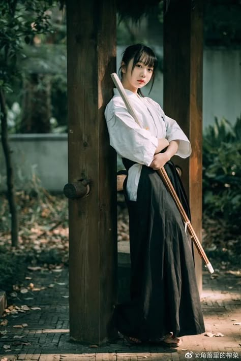 Japanese Swordswoman Outfit, Japanese Training Clothes, Samurai Reference Pose, Samurai Pose Reference, Landscape Poses, Samurai Photo, Samurai History, Japanese Martial Arts, Beauty Of Japan