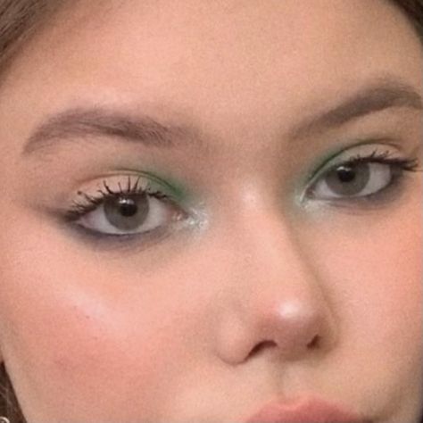 Spring Makeup Green Eyes, Green Eye Makeup Hooded Eyes, Small Eye Makeup Looks, Green Waterline Makeup, Natural Green Makeup, Simple Green Makeup, Sage Green Makeup Look, Simple Colorful Eye Makeup, Colored Liner