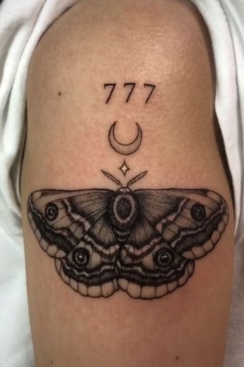 777 Tattoo, Moth Tattoo Design, Inspiration Tattoos, Tattoos Geometric, Geniale Tattoos, Moth Tattoo, Tiny Tattoo, Dainty Tattoos, Tattoo Designs And Meanings