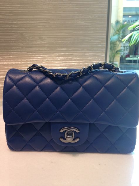 Luxury Chic Navy Bags, Luxury Designer Navy Bags, Dark Blue Chanel Bag, Chanel Blue Purse, Luxury Blue Bag With Chain Detail, Chanel Purse, Blue Bags, Asian Fashion, Chanel Bag