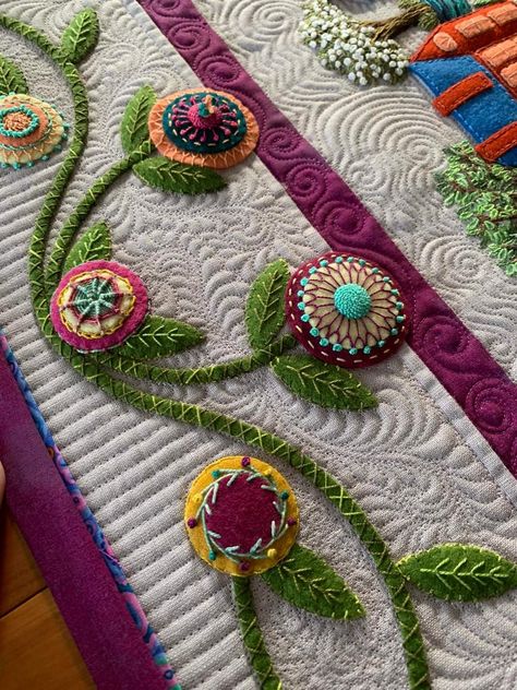 Wool Felt Embroidery, Applique Work Ideas, Felt Art Embroidery, Wool Applique Quilts, Penny Rug Patterns, Sue Spargo, Wool Appliqué, Wool Felt Projects, Wool Applique Patterns