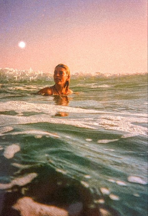 Beach Disposable Pictures, Underwater Disposable Camera Pictures, Disposable Camera Photography Aesthetic, Waterproof Disposable Camera, Disposable Camera Aesthetic, Disposable Camera Photography, Beaches Film, Beach Pictures Poses, Beach Bonfire