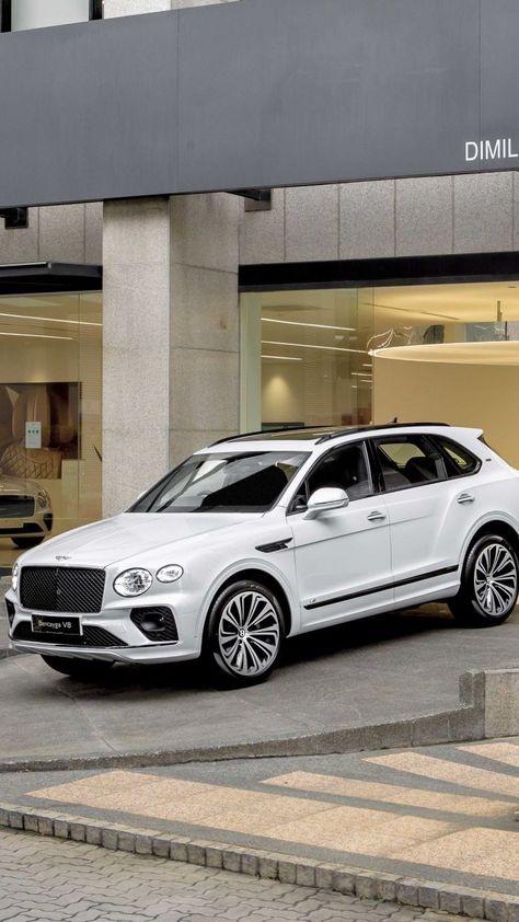 Uni Apartment, White Toyota, White Suv, Car Shots, Luxury Things, Bentley Bentayga, Bentley Motors, Luxurious Cars, Bentley Car