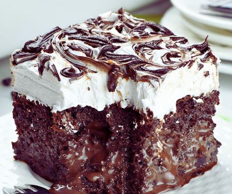 Marshmallow Chocolate Poke Cake - Valerie Recipes Good Desserts To Make, Chocolate Marshmallow Cake, Marshmallow Chocolate, Chocolate Poke Cake, Cake Frosting Recipe, Sweet Treats Desserts, Poke Cake Recipes, Cake Chocolat, Recipes Chocolate