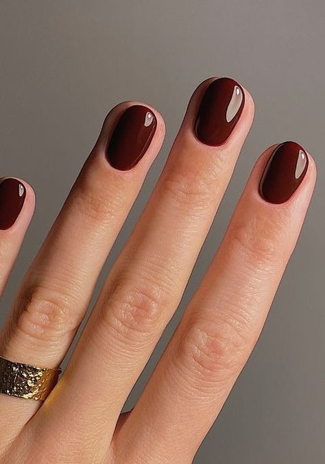 InStyle – Die neuesten Trends aus Mode, Beauty und Lifestyle Red Brown Nail Color, Shellac Short Nails, Trendy Nail Colors, Trending Nail Art, Nail Care Diy, Quartz Nails, Orange Nail Designs, Simple Fall Nails, Pretty Nail Polish