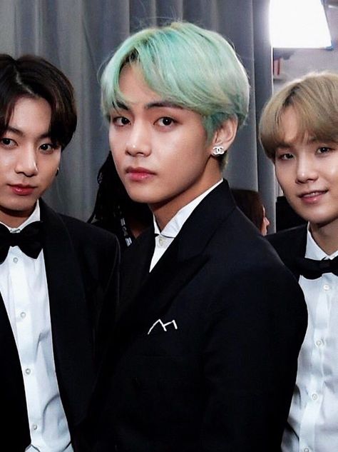 #grammys #taehyung #kimtaehyung #mint #minthair #bts Taehyung Hair, Taehyung Blue, Mint Green Hair, Kim Hair, Mint Hair, Hair Icon, Hair Aesthetic, Celebrity Style Red Carpet, Hair Color Blue