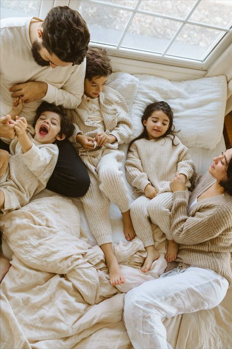 Healthy Family Photos, Family At Home Aesthetic, Loungewear Family Photos, Family Photos Lifestyle Indoor, Family Photo Bedroom, Family Morning Aesthetic, Lifestyle Photography Family Bedroom, Family House Pictures, Lounge Set Photoshoot