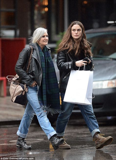 Busy bees: Keira and Sharman hit Alexander Olch for some last-minute Christmas shopping... Keira Knightley Hair, Shopping In Nyc, Tomboyish Outfits, Keira Knightly, Rolled Up Jeans, Nyc Shopping, Keira Knightley, December 22, Hollywood Celebrities