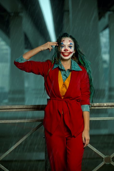 Joker Photoshoot Ideas, Fem Joker Cosplay, Joker Poses, Joker Photoshoot, Diy Joker Costume, Aesthetic Halloween Makeup, Scary Joker, Female Joker Costume, Halloween Makeup Terror