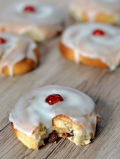 Belgian Buns Belgian Buns, Golden Syrup Cake, Belgian Bun, Home Baking Recipes, Scottish Desserts, Iced Buns, Traditional Baking, Syrup Cake, Baking Buns