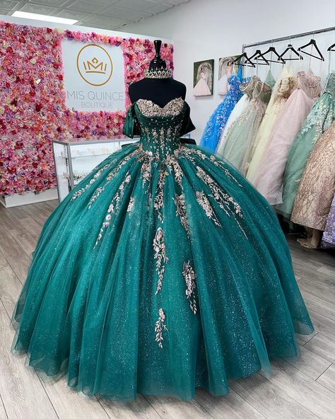 ✨New in store✨ Also available to order in Sangria/ Gold Fuchsia/Gold Ivory/Gold . . . . . . #quinceañera #misquince #misquinceaños #mis15años #misxvaños #morileeofficial #morileequince Quince Emerald Green Dress, Emerald Green Quince Dress, Quince Outfit, Forest Quinceanera, Different Prom Dresses, Emerald Green Quinceanera Dresses, Emerald Green Quinceanera Theme, Quinceanera Dama Dresses, Green Quince Dress