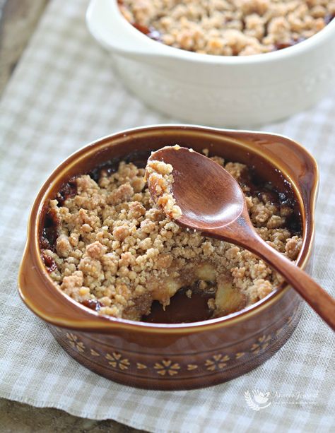 This heavenly banana caramel crumble dessert has a crisp topping, and the kids love it! Your kitchen will smell amazing while baking. Cake Recipes Ideas, Caramel Crumble, Ideas Healthy Food, Banana Crumble, Easy Delicious Cakes, Crisp Topping, Roasted Banana, Banana Caramel, Food Fusion