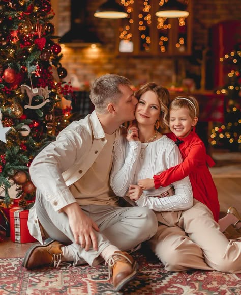 Xmas Family Photo Ideas Indoor, Family Pictures In Front Of Christmas Tree, Family Of 3 Christmas Photo Ideas, Christmas Family Portraits Studio, Christmas Family Shoot Ideas, Christmas Photoshoot Ideas Family Of 3, Christmas Photo Poses Family, Christmas Family Picture Ideas, Indoor Christmas Photoshoot Families