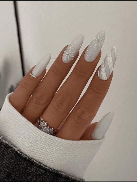 Nails 2023 Trends Gel Short, Nails Acrylic Almond Winter, Almond Shape Winter Nails, Nails Almond Shape Winter, Nails Almond Winter, Winter Nails 2023 Trends Acrylic, Winter Nails 2023 Trends Gel, Nails Aesthetic Winter, Nails Winter 2023