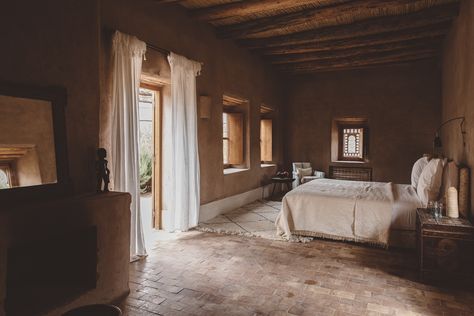 Berber Lodge - Picture gallery Berber Lodge, Studio Ko, Rustic Recipes, Tile Covers, Romantic Room, Desert Dream, Luxury Lodge, White Carpet, Earthship