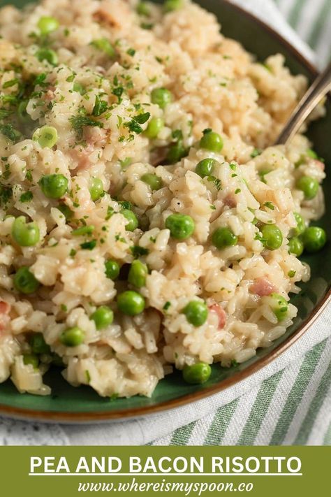 This simple bacon and pea risotto recipe is perfect for a quick and tasty weeknight dinner. The chopped bacon adds great flavor to the creamy risotto. Dinner With Bacon, Bacon Risotto, Pea Risotto, Easy Risotto, Risotto Recipes Easy, Creamy Risotto, Risotto Recipe, Dumplings For Soup, Tasty Dinner