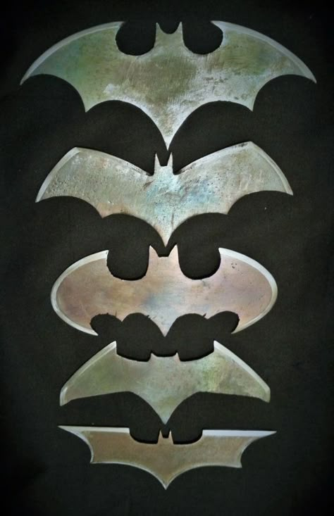 Batman Gadgets, Batman Batarang, Iphone Wallpaper Blur, Batman Suit, Amazing Pumpkin Carving, Batman Batmobile, Batman Armor, Batman Toys, Batman Symbol