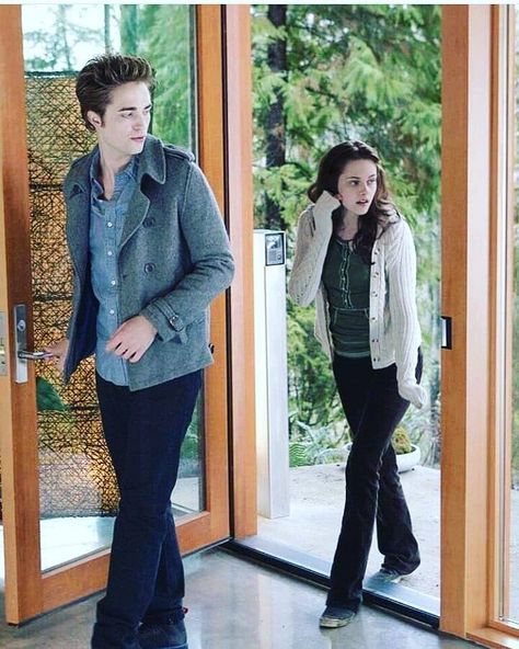 Stephenie Meyer Books, Vampire Love Story, Edward And Bella, Twilight Outfits, Kristen And Robert, Twilight 2008, Twilight Cast, Twilight Edward, Cold Fashion