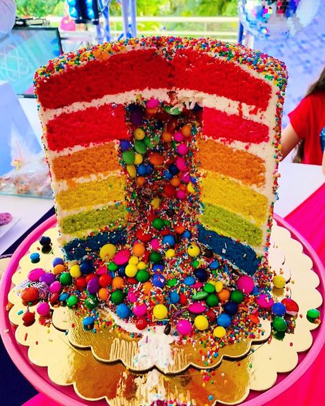 WiFF and PUFF 🍿 on Instagram: “Nuestra Rainbow Explosion Cake te encantará ! 🎂🎉🌈 #wiffandpuff . . . . . . . . . . . . #rainbowcakes #rainbowexplosioncake #explosioncake…” Explosion Cakes Birthdays, Rainbow Explosion Cake, Exploding Cake, Cakes Happy Birthday, Explosion Cake, Rainbow Explosion, Sweet Magic, Rainbow Birthday, Rainbow Cake