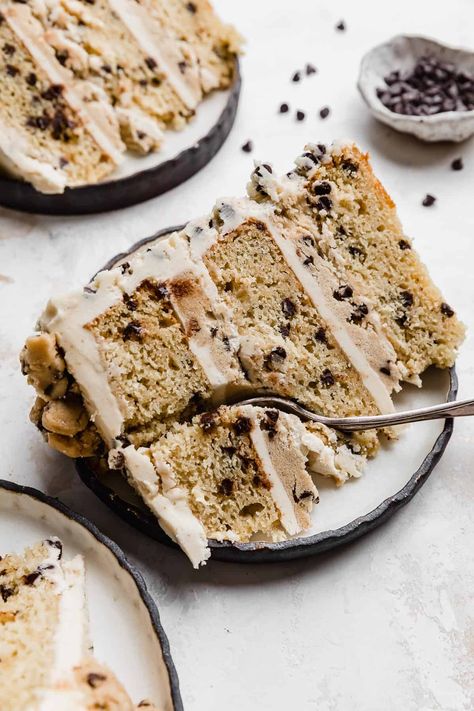 This Cookie Dough Cake has a brown butter brown sugar chocolate chip cake with edible cookie dough between each layer and a brown butter cookie dough buttercream! Cookie Dough Cake Recipe, Cake Recipes Uk, Brown Sugar Cakes, Cookie Dough Filling, Cookie Dough Cake, Brown Butter Cookies, Ultimate Cookies, Cookie Cake Birthday, Chocolate Chip Cake