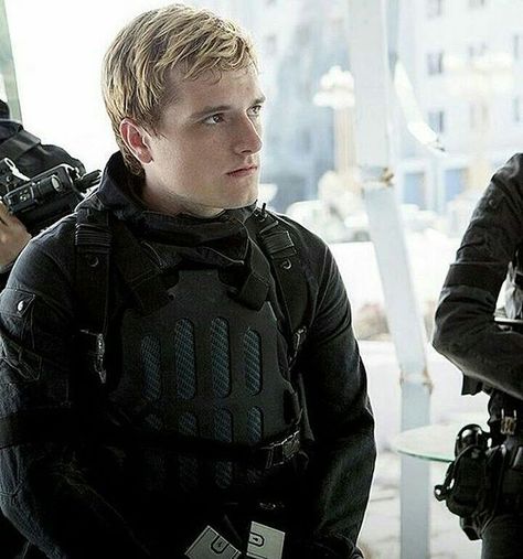 135 Likes, 5 Comments - Chrissi Panem Fan (@tribute_joshpeeta_panem) on Instagram: “Josh /Peeta 😍 📷by : @thg.josh  #joshhutcherson #peetamellark #dietributevonpanem #thehungergames…” Hunger Games Peeta, Mockingjay Part 2, Райан Гослинг, Katniss And Peeta, Hunger Games 3, Hunger Games Series, Peeta Mellark, Hunger Games Catching Fire, Suzanne Collins