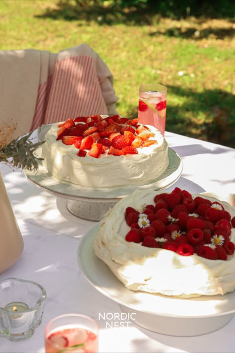 Midsommar dukning - 5 tips från Bakamedfrida. Skapa en inbjudande och festlig dukning till midsommar med Frida Skattberg, även känd som ”Baka med Frida”. Hon listar sina fem bästa tips kring midsommar för hur du kan skapa en enkel och fin dukning, tips på enkla tårtor att bjuda och hur Fridas midsommartraditioner ser ut. Välkomna! Midsommar Birthday, Midsommar Aesthetic, Midsommar Party, Swedish Recipes, Entertaining Recipes, Summer Time Pictures, Summer Solstice, Piece Of Cakes, Summer Picnic