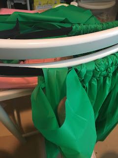 Diy Grass Skirt For Table, Diy Grass Skirt, Diy Hula Skirt, Cactus Costume Diy, Hawaii Costume, Luau Christmas, Luau Costume, Lilo Costume, Tablecloth Diy