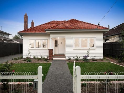 exterior white paint colour scheme Weatherboard Exterior Color Schemes, Terracotta Roof House Exterior Colors, Red Roof House Colors, White Cottage Exterior, Terracotta Roof House, Weatherboard Exterior, Red Roof House, Painted Brick Exteriors, Weatherboard House