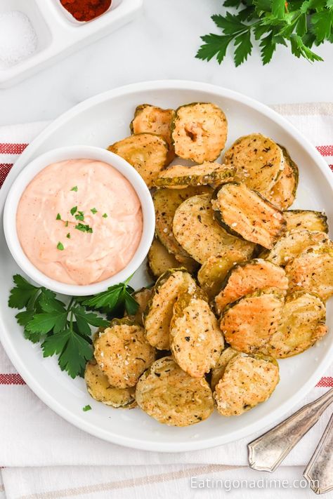 Texas Roadhouse Fried Pickles Recipe - Eating on a Dime Fried Pickle Dipping Sauce, Fried Dill Pickles Recipe, Texas Roadhouse Recipes, Fried Dill Pickles, Fried Pickles Recipe, Copycat Food, State Fair Food, Famous Recipes, Chili Recipe Crockpot