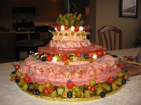 Antipasto.  Salami, cheese and pickle assortment displayed as a cake for your next party. Creative Apps, Cute Food, Easy Recipes, Food Art, Appetizer, Pickles, Birthday Ideas, Food And Drink, Easy Meals