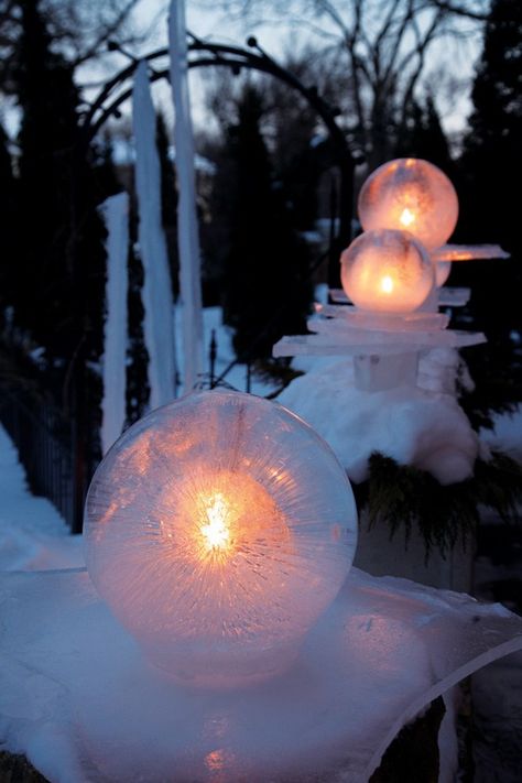 ice globes Ice Globe Lanterns, Winter Craft Ideas, Schnee Party, Ice Crafts, Ice Candle, Ice Globes, Winter Diy Crafts, Diy Winter, Winter Craft