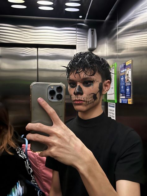 Man Skull Makeup, Tate Langdon Skull, Skull Face Halloween, Face Halloween Makeup, Halloween Makeup Costume, Costume For Men, Tate Langdon, Skull Makeup, Halloween Costumes Makeup