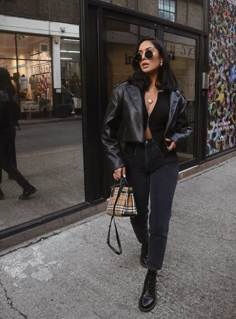 Feb 6, 2020 - This Pin was discovered by XanahitaX. Discover (and save!) your own Pins on Pinterest. Mode Dope, Looks Street Style, Outfit Look, All Black Outfit, Mode Inspo, Fashion 2020, Looks Style, Mode Inspiration, Winter Fashion Outfits