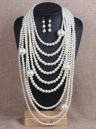 Long pearl necklace outfit