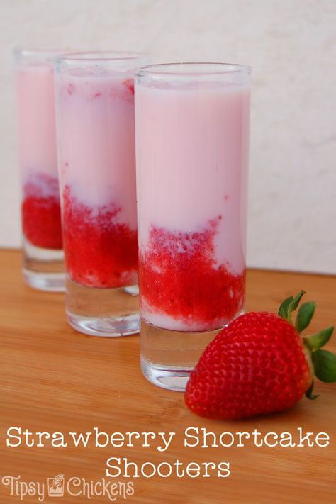 Strawberry Shortcake Shot, Strawberry Shortcake Drink, Rose Strawberries, Strawberries Watercolor, Tequila Recipes, Cupcakes Fruit, Cake Vodka, Shooter Recipes, Tequila Recipe