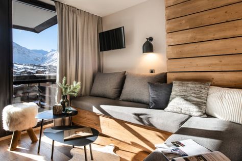 AMEVET ARCHITECTE INTERIEUR SAVOIE MONT BLANC CHALET ESPACE DE VENTE Ski Apartment Interiors, Ski Apartment, Ski House Decor, French Apartment, Chalet Interior, Chalet Design, Ski Decor, Small Apartment Interior, Deco Studio